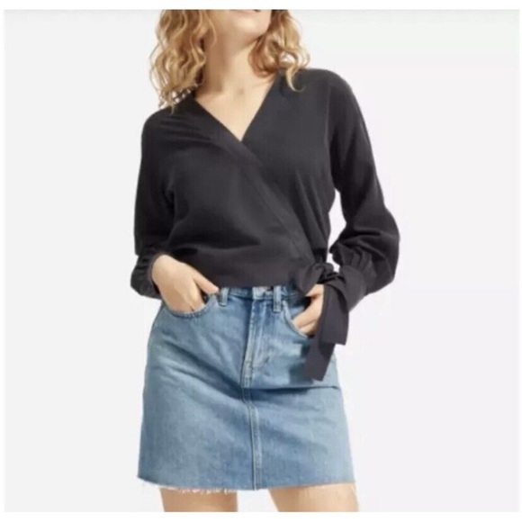 Everlane The Washable Silk Wrap Top in Black Size 8 - Picture 3 of 10